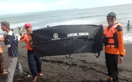 Sulit Diimbau, Relawan Bawa Kantong Jenazah Edukasi Ribuan Pengunjung Wisatawan Pantai Paseban  