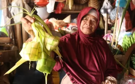 Lebaran Ketupat, Harga Janur di Pasar Kota Kediri Naik