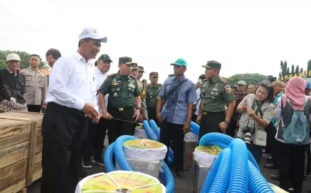 Dongkrak Ketahanan Pangan di Jatim, Mentan Serahkan Alsintan Senilai Rp 200 Miliar
