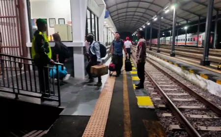 TNI - Polri, Patroli di Stasiun Ngawi Antisipasi Arus Balik Mudik Tahap Dua