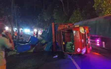Jalan Raya Gumitir Jember Retak, Truk Muat Ikan Terguling