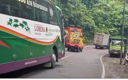 Dampak Aspal Retak Parah, Jalan Gumitir Tutup Total Untuk Kendaraan Roda 6 Lebih