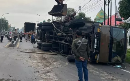 Sopir Ngantuk, Sebuah Truk Tronton Terguling di Mojokerto