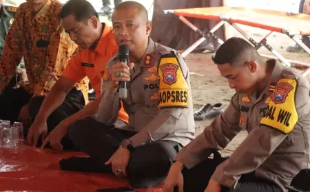 Polres Mojokerto Salurkan Bantuan Untuk Warga Terdampak Tanah Longsor Dlanggu