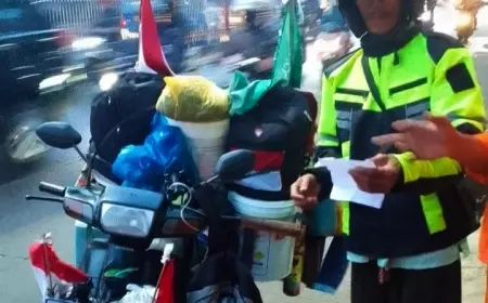 Tukang Cilok Asal Gumukmas Jember Berangkat ke Mekkah Kendarai Motor