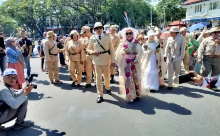 Pimpin Rombongan Pawai Budaya HUT ke-110, PJ Wali Kota Malang Pakai Kostum Era Kolonial