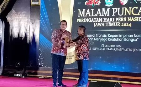 Pj Wali Kota Mojokerto Dapat Penghargaan Creative Regional Head PWI Jatim Award 2024
