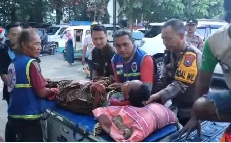 Kapolsek Mojoanyar Bantu Antar Warganya Sakit Parah ke Rumah Sakit