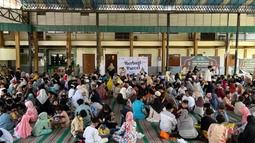 SD Khadijah Surabaya Tutup Pondok Ramadan dengan Berbagi Parcel