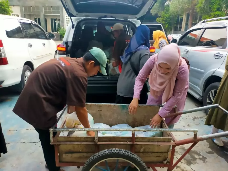 SD Khadijah Surabaya Tutup Pondok Ramadan dengan Berbagi Parcel