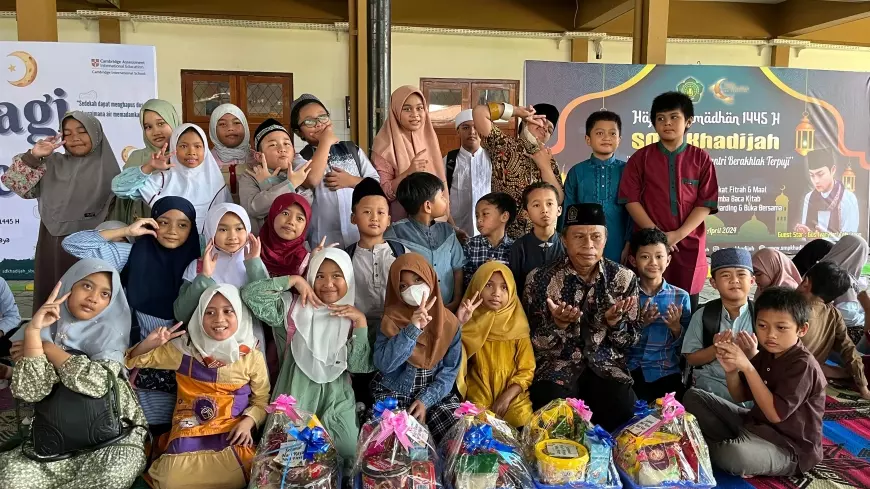 SD Khadijah Surabaya Tutup Pondok Ramadan dengan Berbagi Parcel