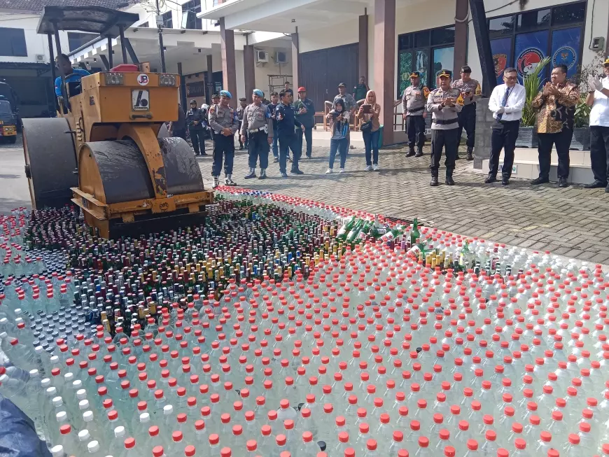 Pemusnahan Barang Bukti Miras Polres Jombang, Buldoser Lumat 4.500 Botol