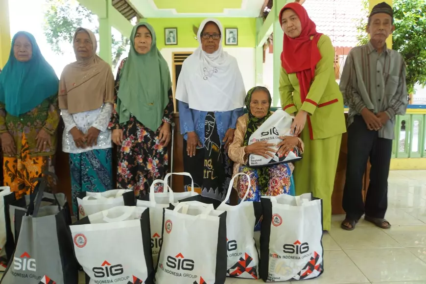 SIG Pabrik Tuban Taburkan Bunga Sosial untuk Keluarga Prasejahtera dan Santuni Anak Yatim