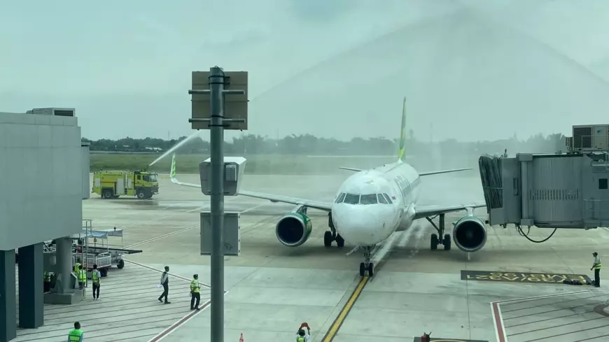 Water Salute Sambut Pendaratan Perdana di Bandara Dhoho Kediri
