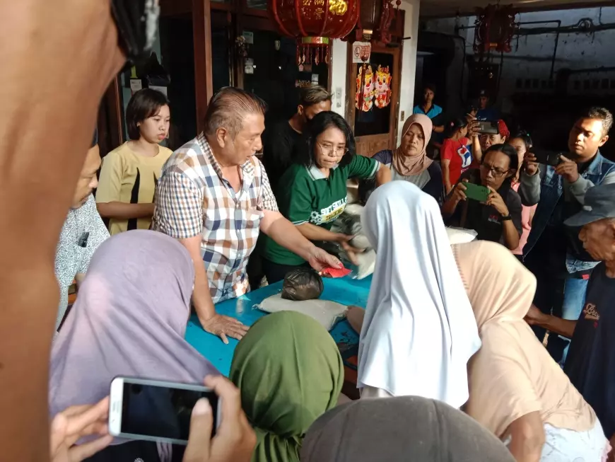 Pengusaha Tionghoa di Jombang Bantu 600 Paket Sembako Untuk Warga