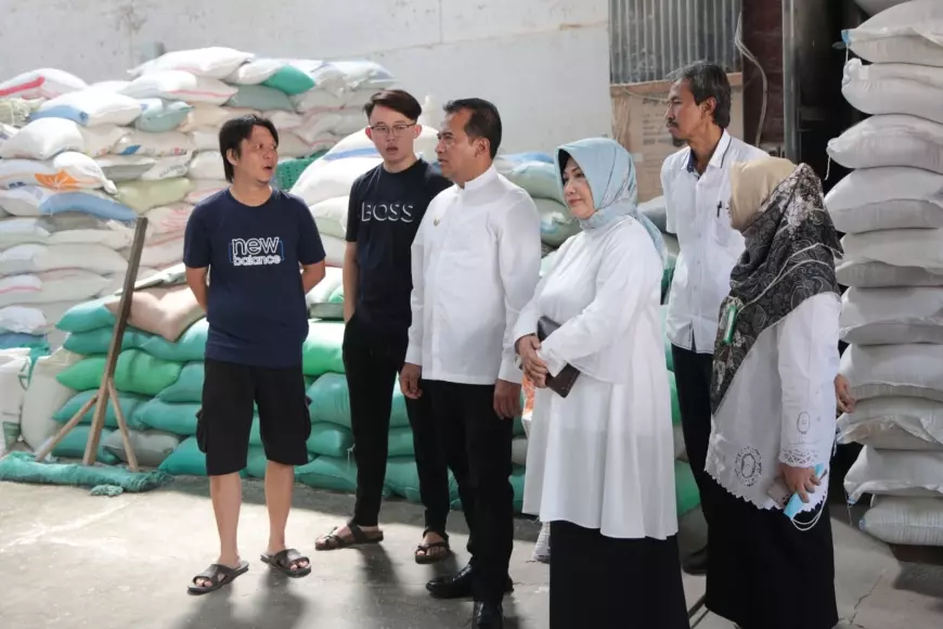 Pastikan Stok Aman Jelang Lebaran, PJ Wali Kota Probolinggo Sidak Gudang Beras hingga Ayam