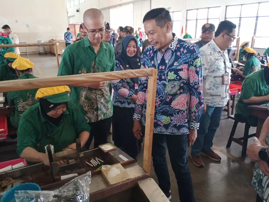 Pastikan Pekerja Terima THR, PJ Wali Kota Malang Kunjungi Pabrik Rokok