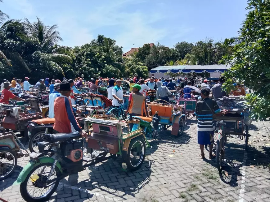 Antrian Mengular, Ribuan Tukang Becak Serbu Pembagian Zakat Pengusaha Di Jombang