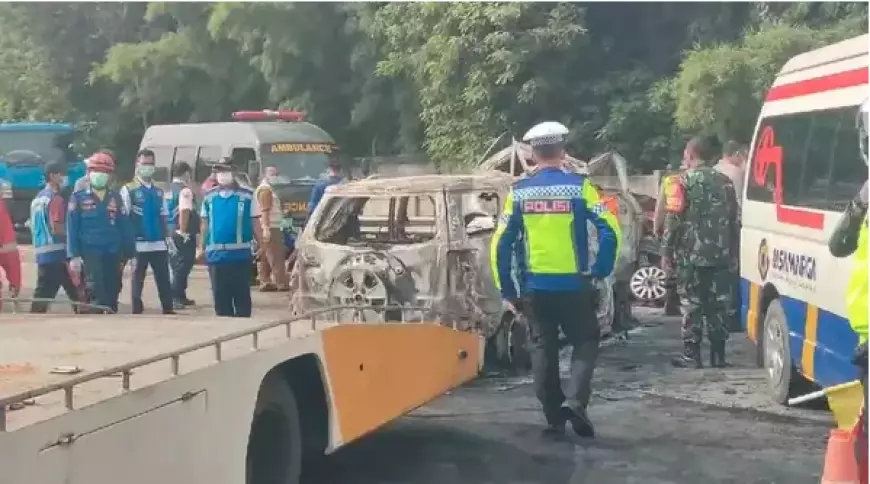 Tabrakan Libatkan Tiga Kendaraan di Tol Japek, 12 Orang Tewas