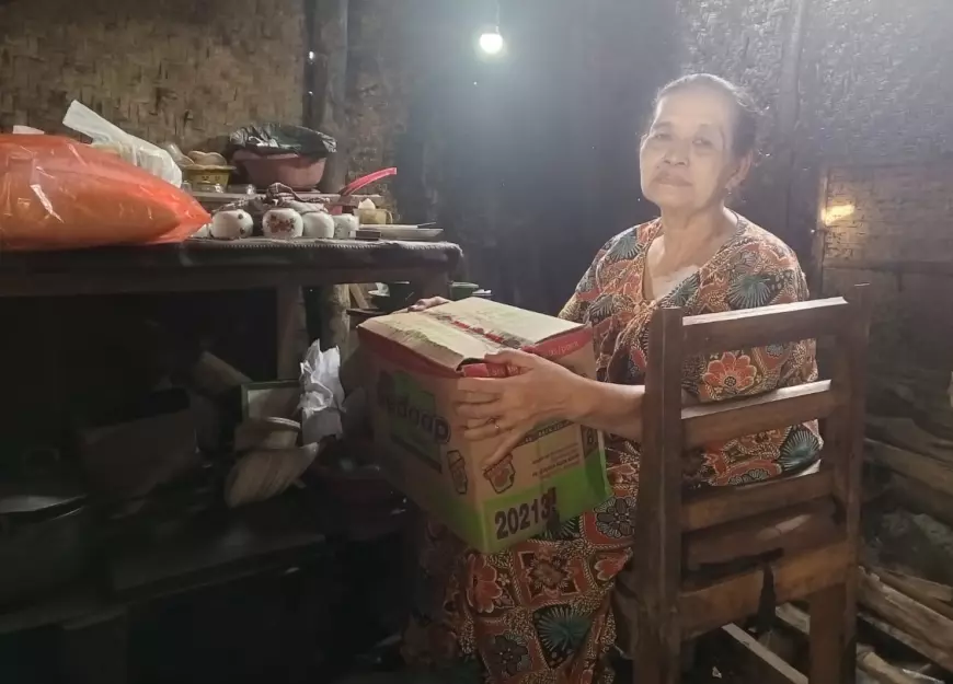 Perempuan Lansia Penjual Kopi diJombang Mengaku Belum Tersentuh Bantuan Sosial