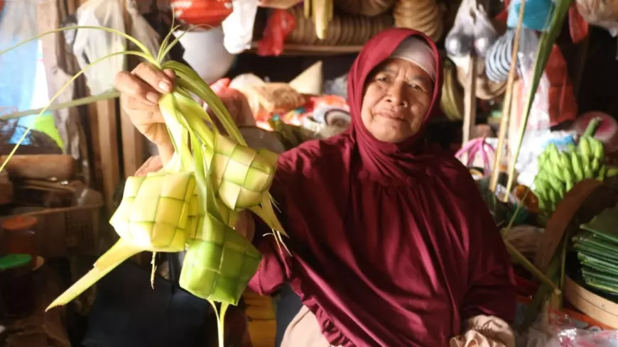 Lebaran Ketupat, Harga Janur di Pasar Kota Kediri Naik
