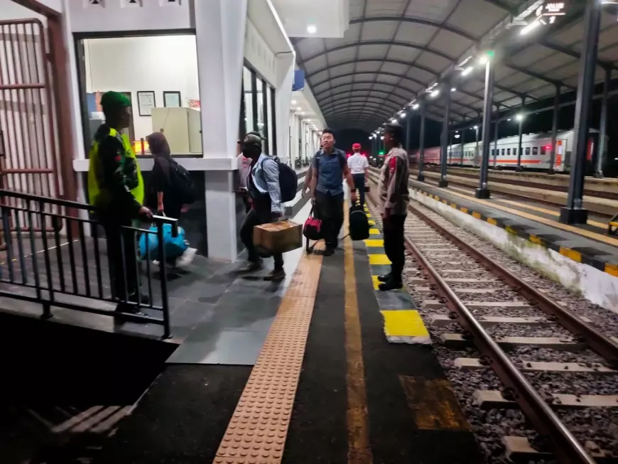 TNI - Polri, Patroli di Stasiun Ngawi Antisipasi Arus Balik Mudik Tahap Dua