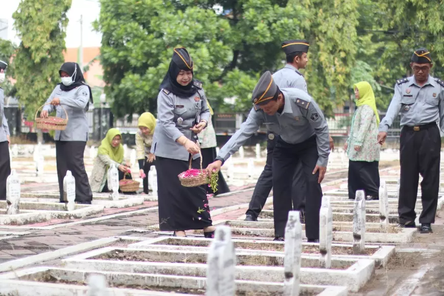 Peringati HBP ke-60, Lapas Bojonegoro Tabur Bunga di Makam Pahlawan