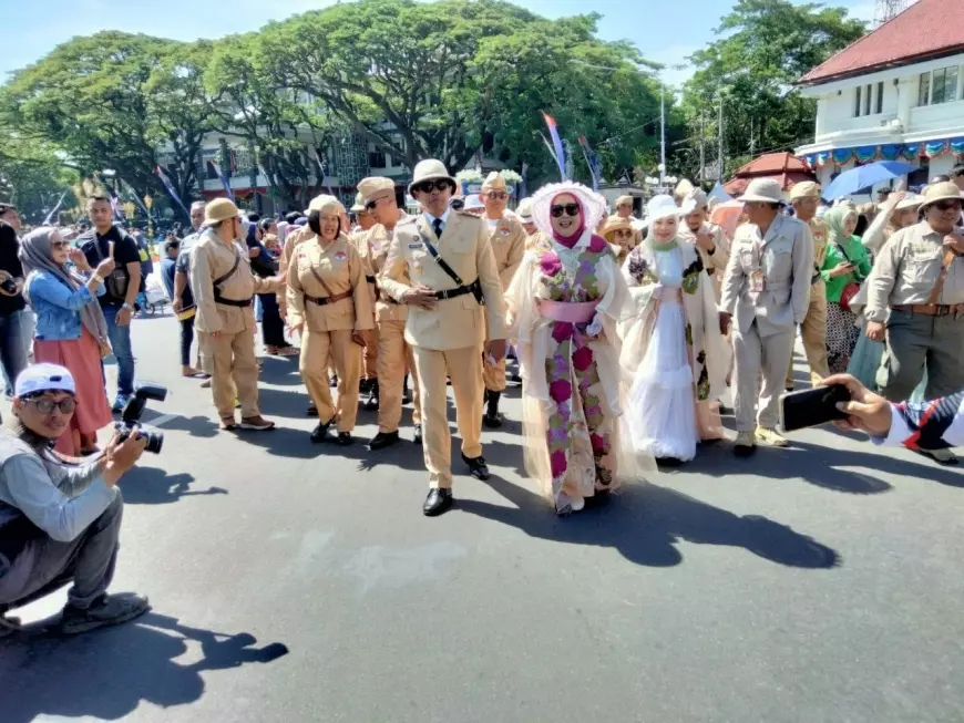 Pimpin Rombongan Pawai Budaya HUT ke-110, PJ Wali Kota Malang Pakai Kostum Era Kolonial