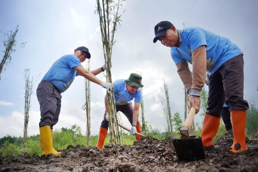 DLH Surabaya - PLN Tanam 400 Pohon Bambu di Area Zona Hijau TPA Benowo