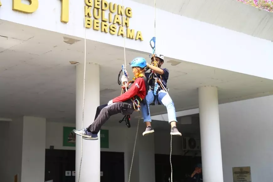 Hari Kesiapsiagaan Bencana, UMM Simulasi Terjun dari Gedung