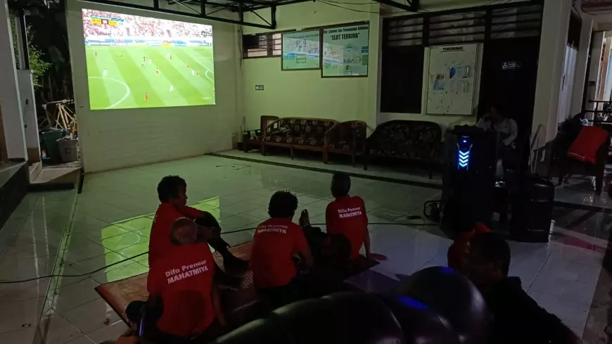 Belasan ODGJ di Jember Nonton Bareng Pertandingan Indonesia vs Uzbekistan