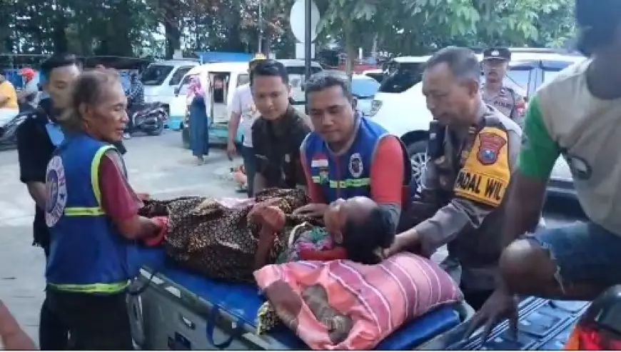 Kapolsek Mojoanyar Bantu Antar Warganya Sakit Parah ke Rumah Sakit