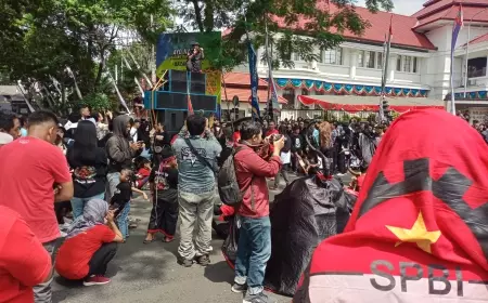Peringatan May Day di Kota Malang, Ratusan Buruh dan Mahasiswa Suarakan Penolakan UU Omnibus Law