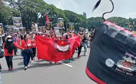 Ratusan Buruh dan Mahasiswa Padati Alun-Alun Tugu Kota Malang Tolak UU Omnibus Law