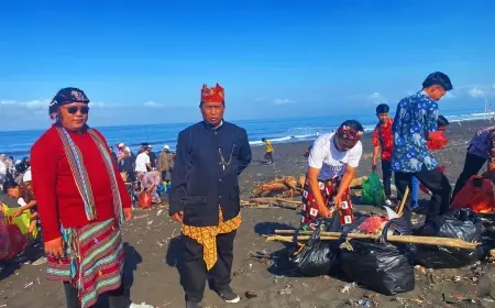 Kenakan Baju Adat, Ratusan Siswa SMK PGRI 05 Jember Bersihkan Sampah di Pantai Paseban
