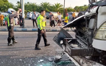 Lakalantas Antar Truk Terjadi di Depan Stasiun Jombang