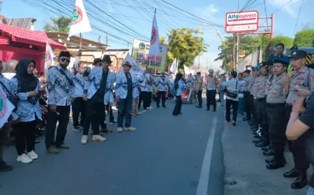 Unjuk Rasa Damai; Ratusan Guru Geruduk Hotel Aston Jember