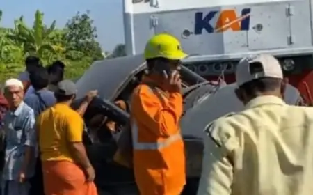 Minibus Sarat Penumpang Tertabrak Di Perlintasan Tanpa Palang  Pintu di Kabupaten Pasuruan