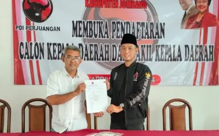 Maju Pilkada 2024, Praktisi Pendidikan Ambil Formulir Pendaftaran Di Kantor DPC PDI Perjuangan Jombang