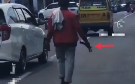 Viral, Video ODGJ di Jember Bawa Sajam dan Berjalan di Tengah Jalan Raya