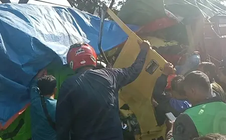 Kecelakaan Adu Banteng Dua Truk Sarat Muatan, Satu Korban Terjepit