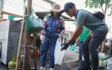 Masyarakat Kota Kediri Bersih-bersih Sampah di Kawasan CFD Jalan Dhoho