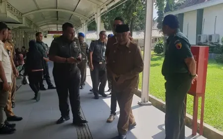 Bupati Sanusi Jenguk Korban Kecelakaan Mobil Masuk Jurang Jalur TNBTS