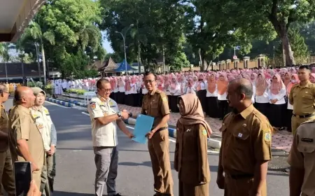 Serahkan Ribuan SK ASN dan PPPK, Pj Bupati Bondowoso: Jaga Netralitas Jelang Pilkada