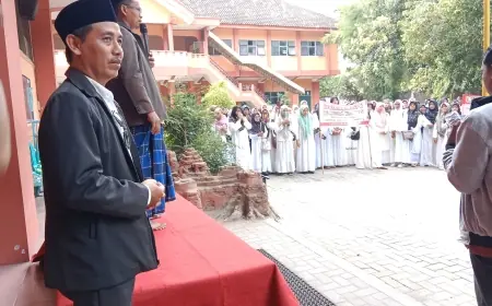 Ratusan Guru Di Jombang Gelar Aksi Solidaritas Atas Penetapan Tersangka Guru Diniyah