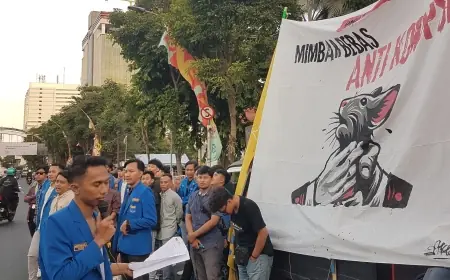 Grahadi Diserbu, PMII Surabaya Gelar Aksi Mosi Tidak Percaya KPK