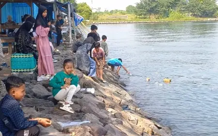 Invasi Ubur-ubur di Perairan Utara Probolinggo Jadi Sarana Edukasi Siswa