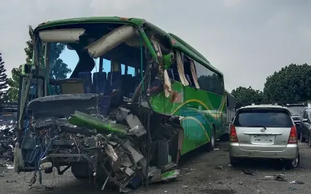 Lihat Kondisi Bodi Bus Study Tour di Halaman Satlantas Polres Jombang
