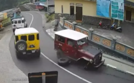 Dua Jeep Pengangkut Wisatawan Bromo Senggolan Hingga Roda Lepas, Videonya Terekam CCTV