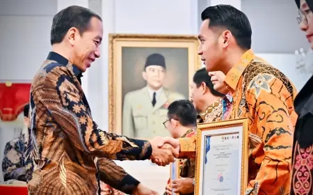 Bupati Tuban Terima Penghargaan SPBE dari Presiden Jokowi